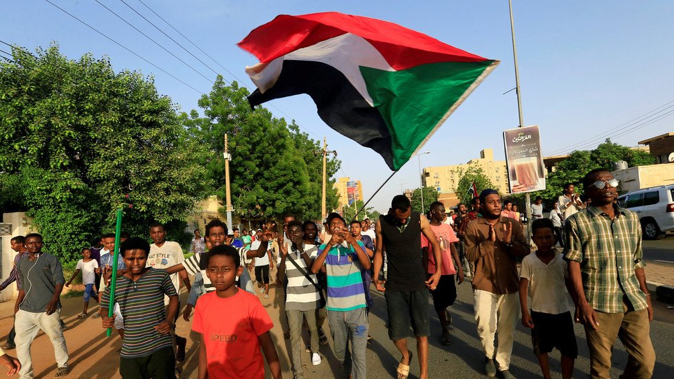 مقتل 5 متظاهرين بالرصاص الحي في تظاهرات بمدينة الأبيض غرب السودان (فيديو)