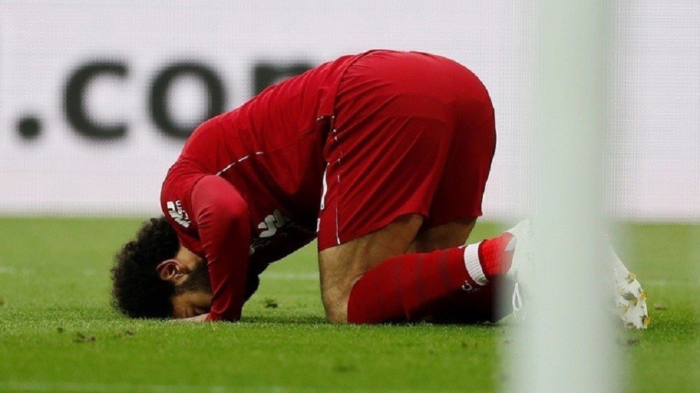 شاهد.. محمد صلاح يؤدي مناسك العمرة قبيل التوجه إلى فرنسا
