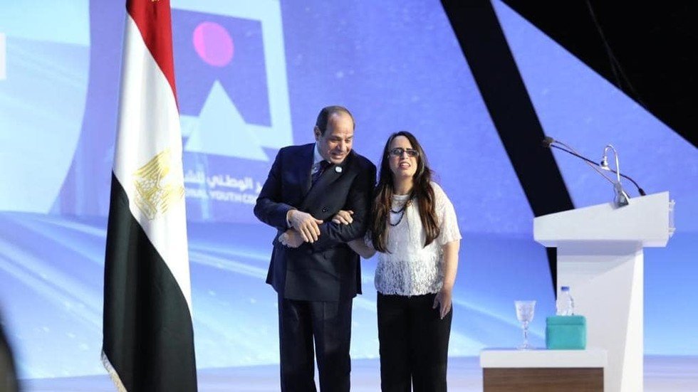 السيسي يصعد على المسرح لفتاة من ذوي الاحتياجات الخاصة أبهرته بصوتها (فيديو)