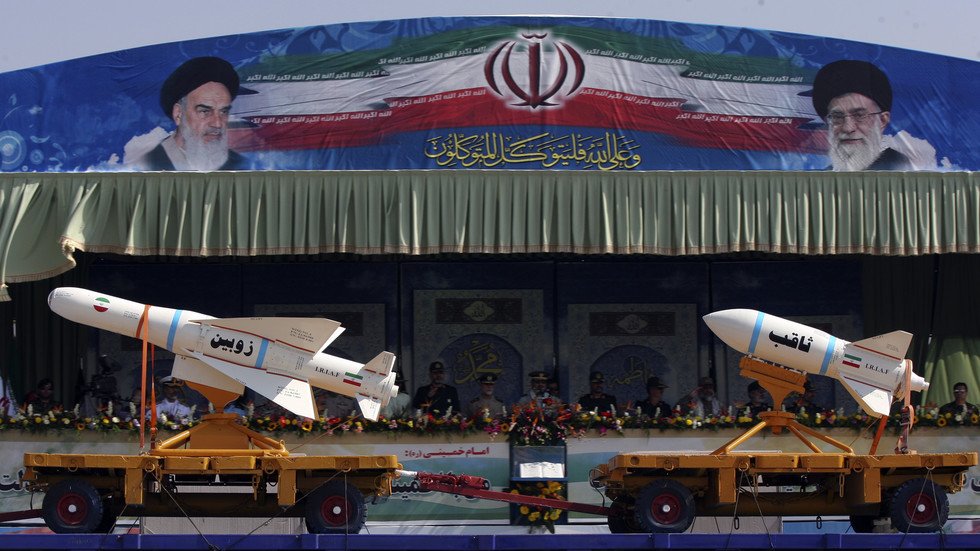 "هآرتس": إيران تنقل أسلحة متطورة وأكثر دقة من صواريخ "حزب الله" للعراق