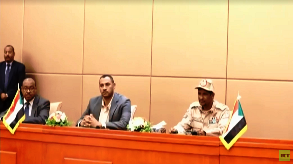 الأطراف السودانية توقع على الإعلان الدستوري بالأحرف الأولى (صور)