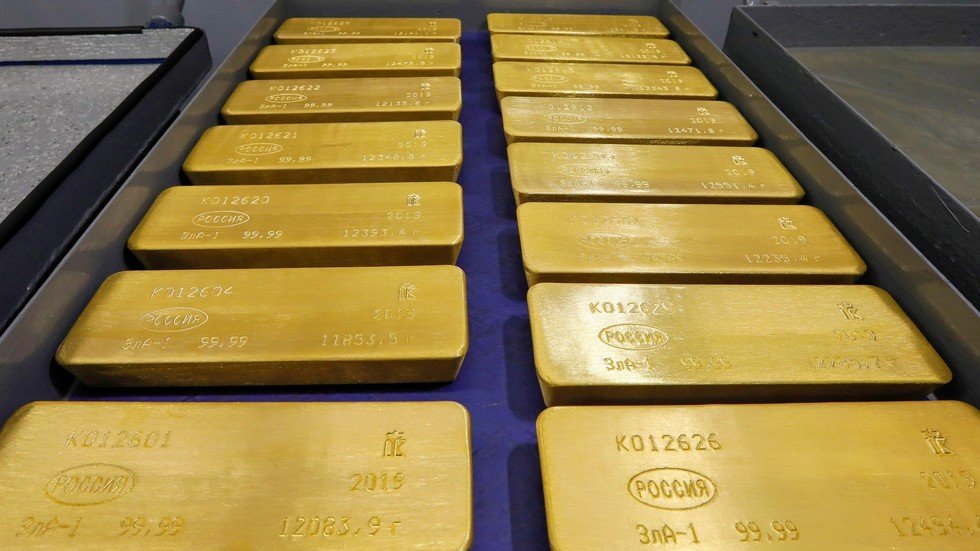 الذهب يرتفع إلى مستويات قياسية