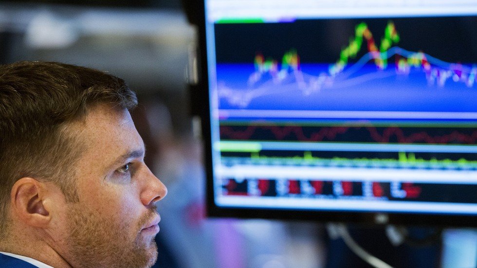 تقارير سعودية تدفع أسعار النفط إلى المنطقة الخضراء