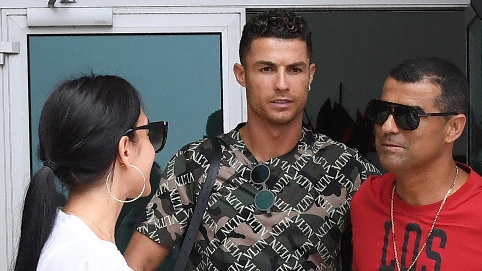 شاهد.. ردة فعل رونالدو لحظة رؤيته البرازيلي دانيلو زميله السابق في ريال مدريد