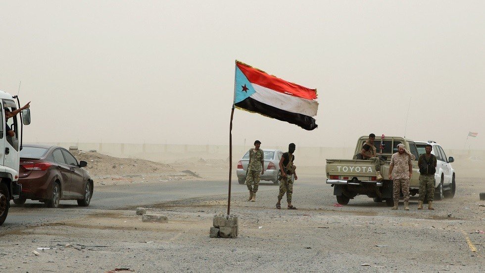 مراسلنا: مقتل طفلة وإصابة 7 أفراد من أسرة واحدة إثر سقوط قذيفة على سيارتهم في مديرية المعلا باليمن