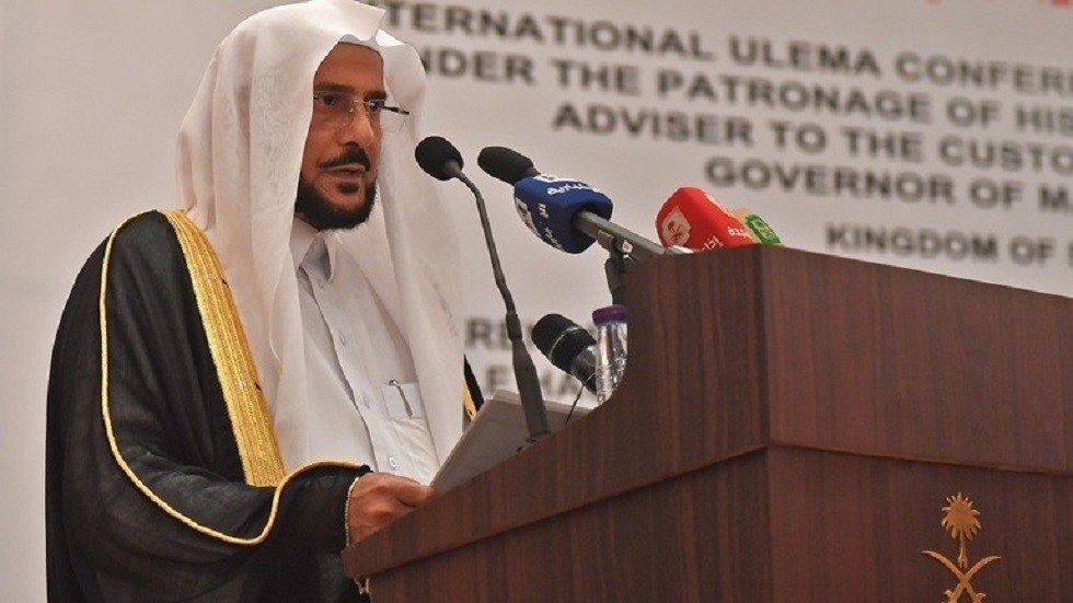 وزير الشؤون الدينية السعودي يتوعد "خطيب جدة" بـ"الجزاء" بعد تجاوزه الـ"جسيم" (فيديو)