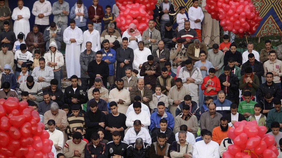 الأزهر ينتقد حملة سخرية على مواقع التواصل الاجتماعي من صلاة أحد المواطنين