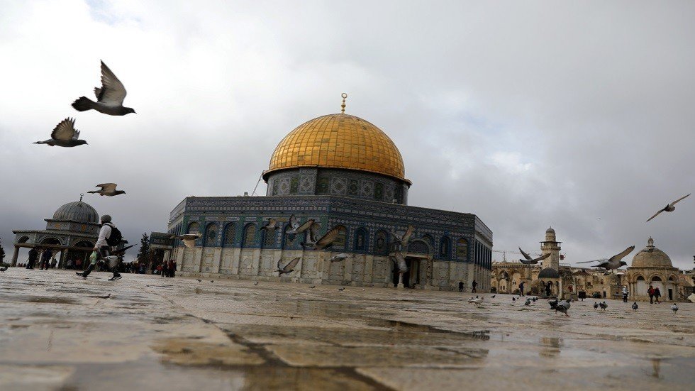 كاتب سعودي يهاجم الفلسطينيين ويدعو لمنعهم من الحج السنة المقبلة