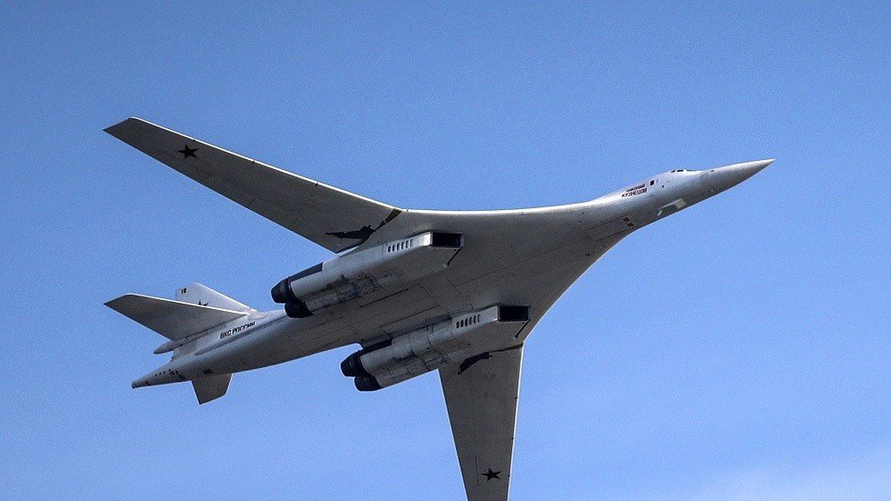 حاملتا صواريخ روسيتان من طراز TU-160 في مطار قريب من الحدود الأمريكية