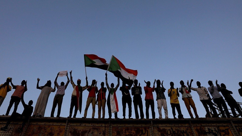 وفاء لابنه القتيل.. سوداني يمشي 135 كم لحضور الاتفاق النهائي