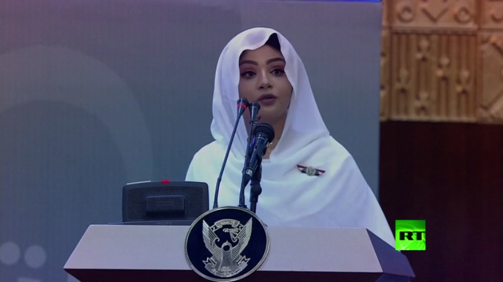 مذيعة سودانية تخطف الأضواء في 