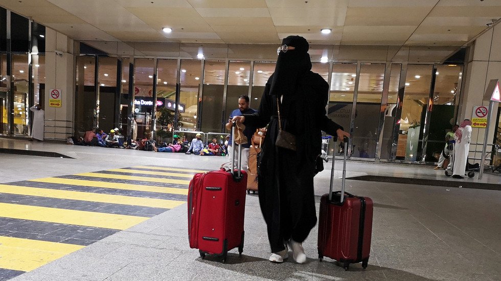 تعرف على شروط سفر المرأة السعودية لدى بلوغها سن الـ21 دون موافقة وليّها