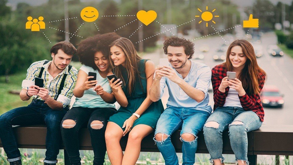 دراسة مثيرة تكشف أثر الرموز التعبيرية على العلاقات الحميمية