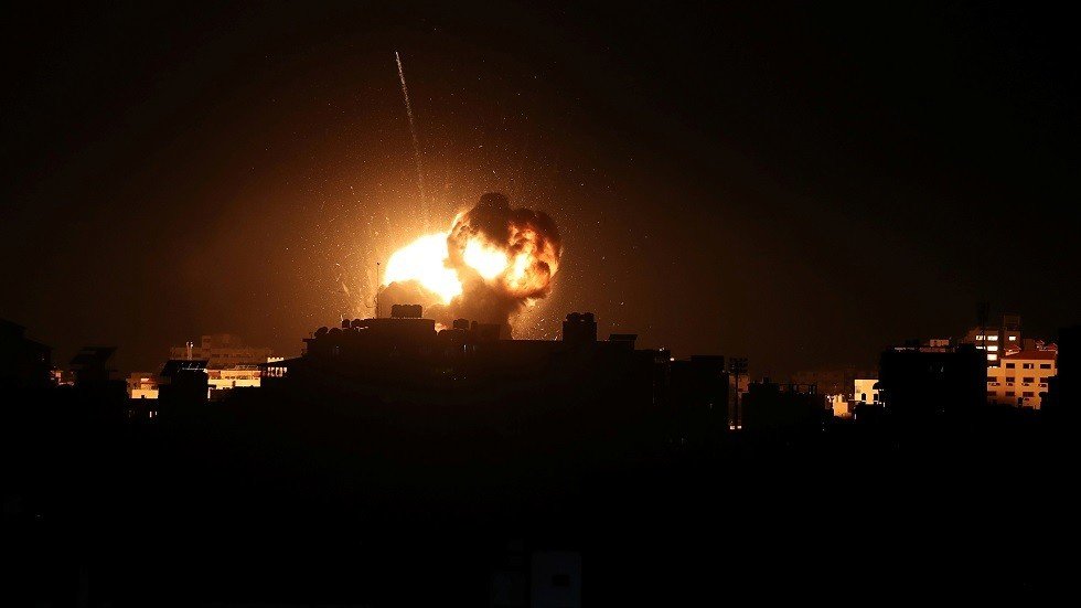 الطيران الإسرائيلي يستهدف مواقع في غزة.. وإطلاق صاروخ آخر من القطاع