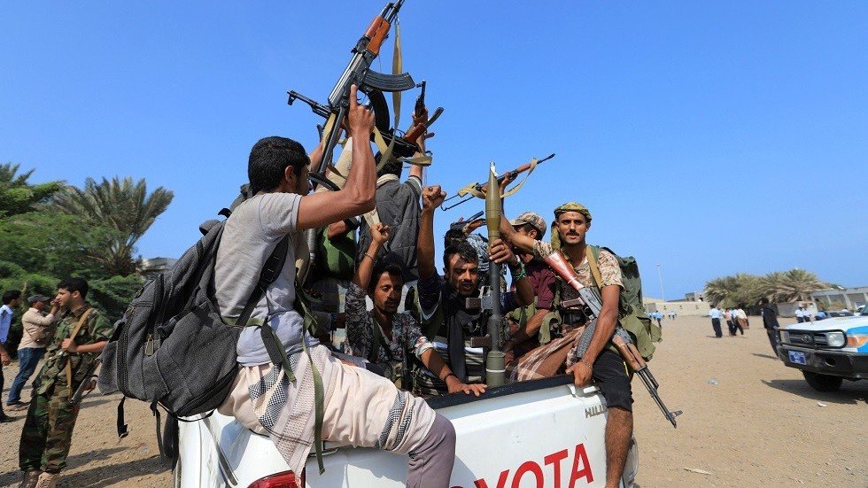 اليمن.. الحوثيون يعلنون انشقاق ضابط رفيع تابع لـ "الإخوان" وانضمامه لهم (صورة)