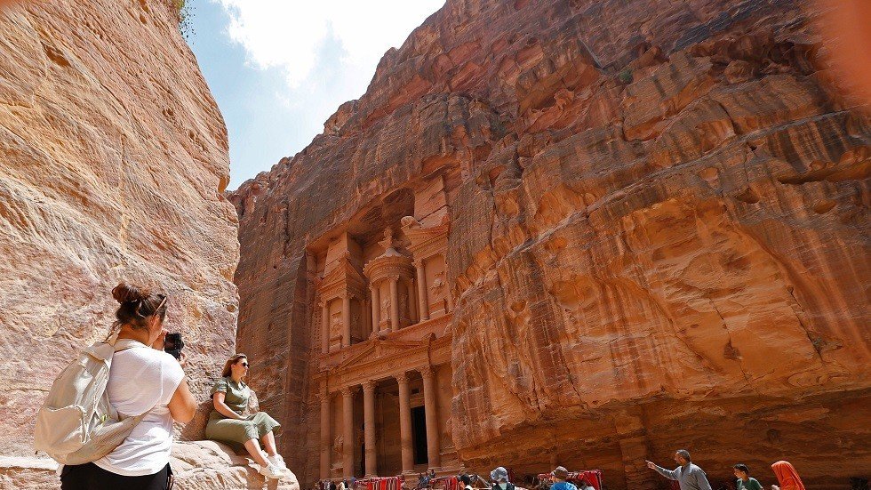 مجهول يطلق النار على حافلة سياحية في البتراء بالأردن