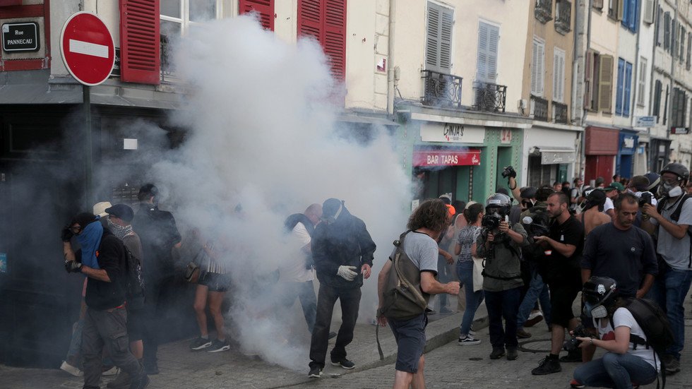 اعتقال نحو 20 شخصا لمشاركتهم في احتجاجات ضد قمة "G7" في فرنسا