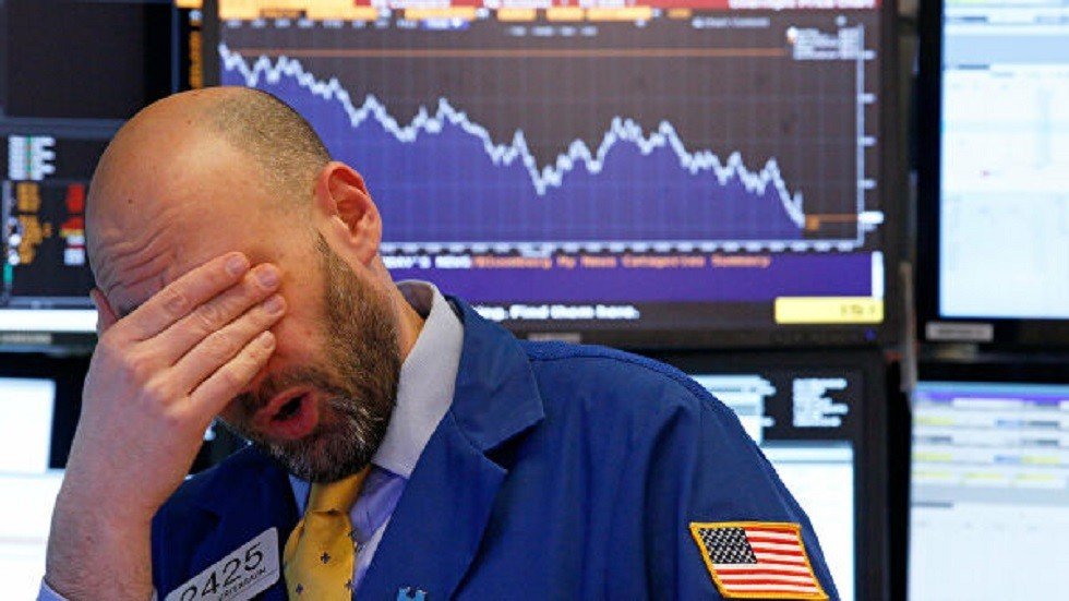 أسواق عالمية تتراجع والمستثمرون يلوذون بالذهب