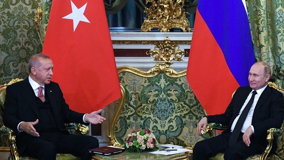 خبير لـ RT: أردوغان يسرع إلى موسكو بعد ضربة الجيش السوري في إدلب