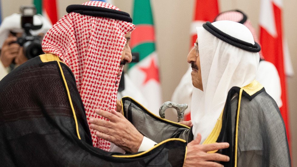 بعد تعافيه.. أمير الكويت يستلم رسالة سعودية!