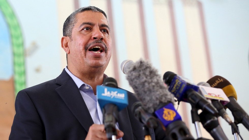 رئيس حكومة يمنية سابق يصف القيادة اليمنية بأنها 