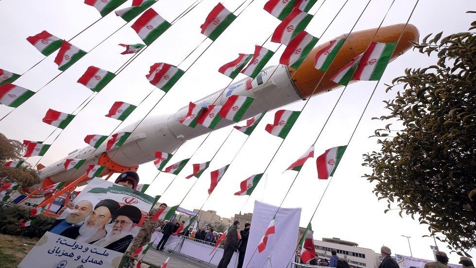 بالصور.. انفجار صاروخ في موقع لإطلاق الأقمار بإيران