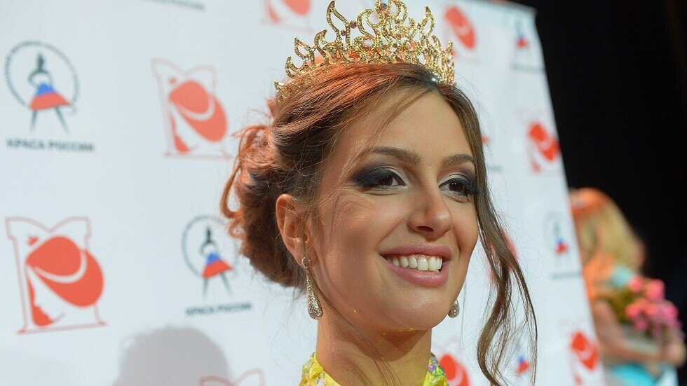 الحسناء الروسية أوكسانا فويفودينا تهدد بكشف "أسرار مؤلمة" عن زواجها من ملك ماليزيا