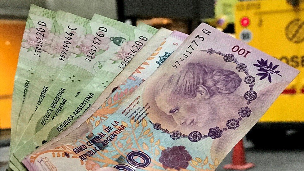 الأرجنتين.. إجراءات جديدة لكبح انهيار العملة الوطنية