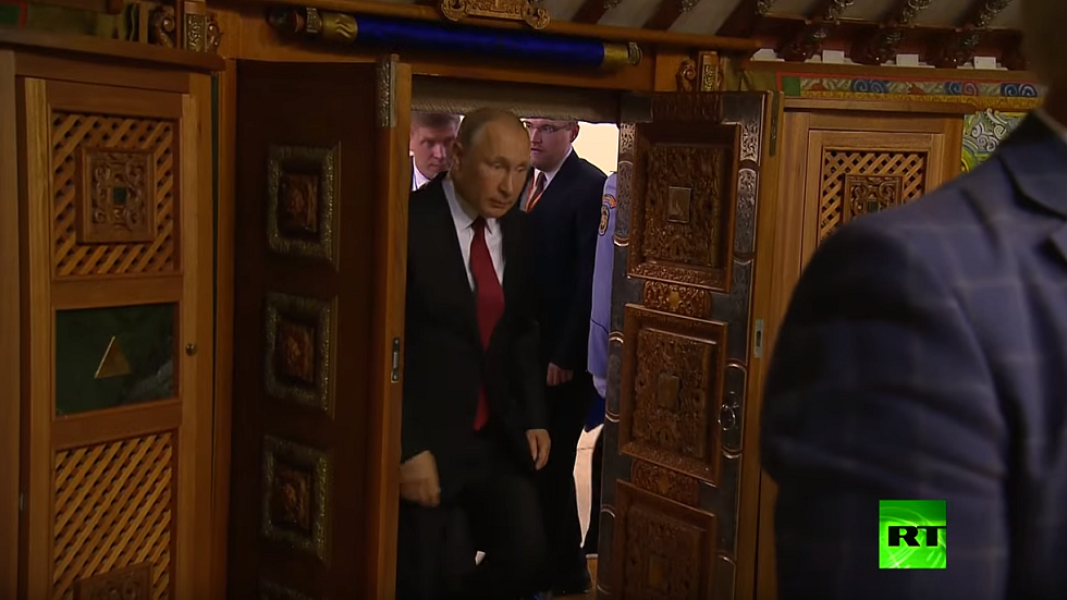 بوتين والرئيس المنغولي يعقدان لقاءهما في خيمة