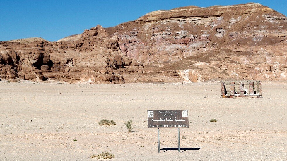 مصادر لـRT: الأجهزة الأمنية المصرية تداهم أوكارا لمسلحين بالشيخ زويد في سيناء وتعتقل عددا منهم