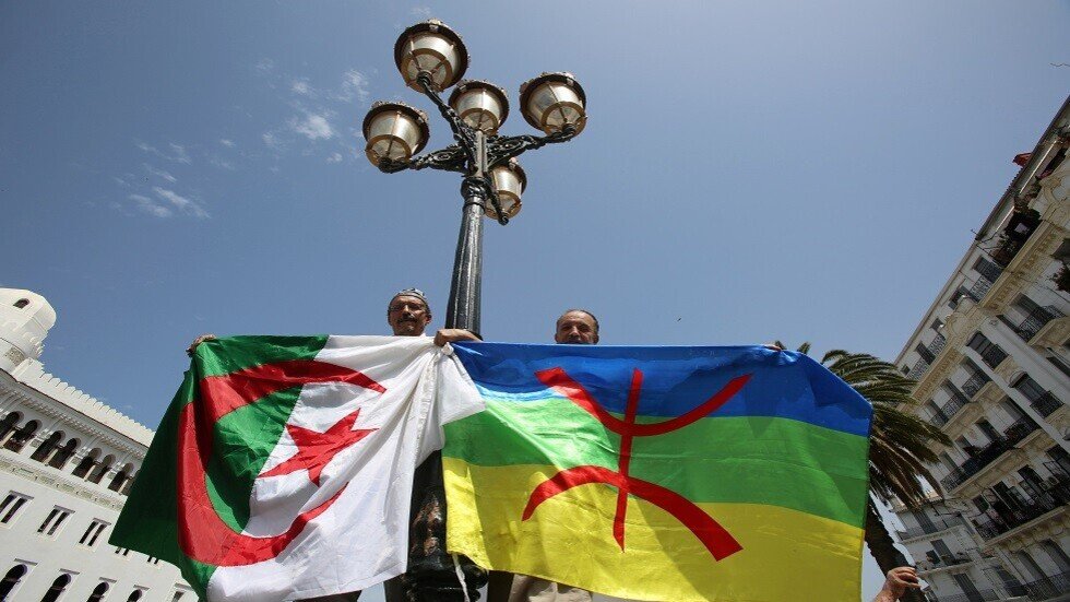 الجزائر.. القضاء يرفض الإفراج عن 4 معتقلين رفعوا رايات أمازيغية خلال مسيرات الحراك الشعبي