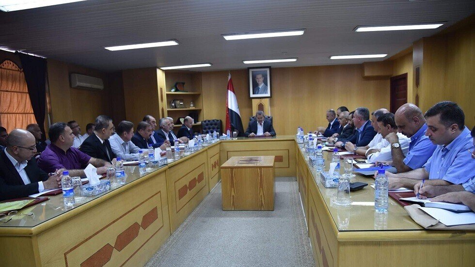الحكومة السورية تتوعد "بالضرب بيد من حديد" لمواجهة تقلبات أسعار الصرف