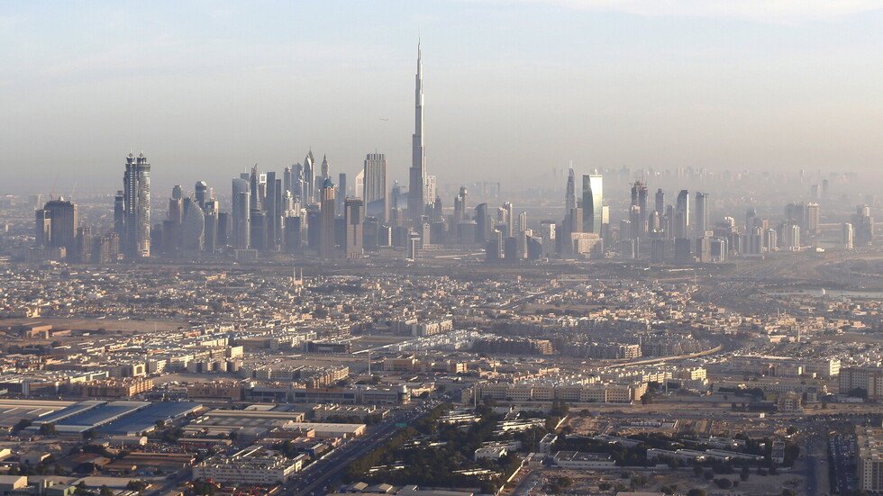 الشرطة الإماراتية تكشف حقيقة فيديو صناديق الدولارات