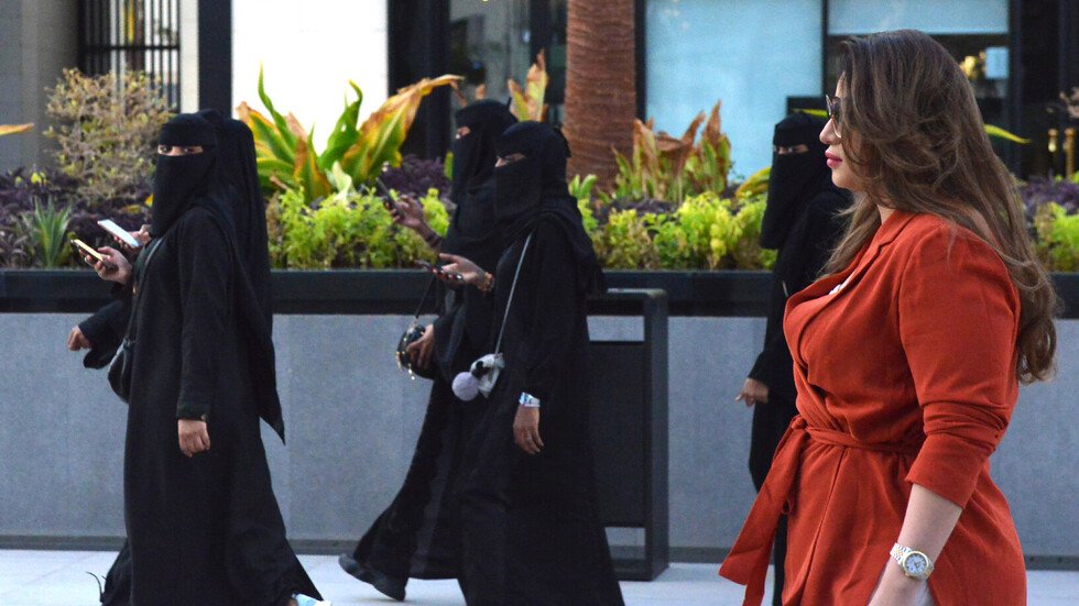 سعوديات يتحدين المجتمع المحافظ بالتجول من دون العباءة السوداء (صور)