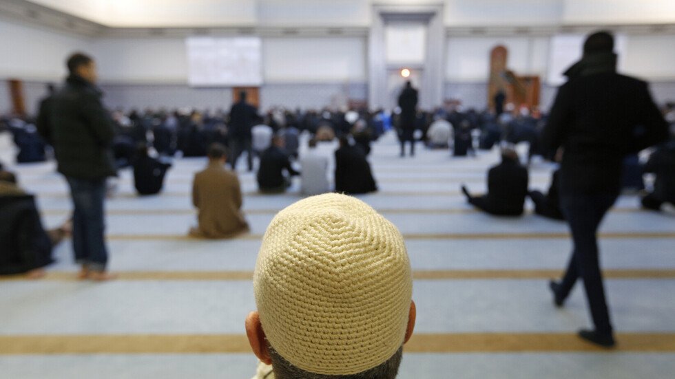 فرنسا توجه اتهامات لدبلوماسي بالانتماء لجماعة مناهضة للمسلمين