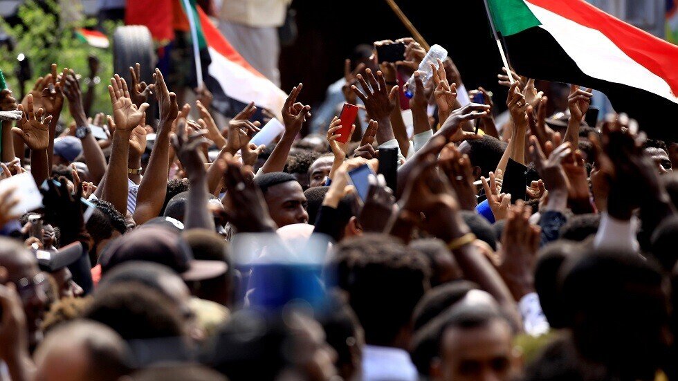قوى "التغيير" في السودان تطالب بمحاسبة رموز النظام السابق عبر مسيرات حاشدة