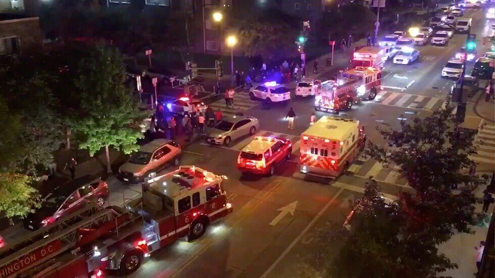 الشرطة الأمريكية تطارد مسلحين اثنين بعد إطلاق نار مميت في واشنطن