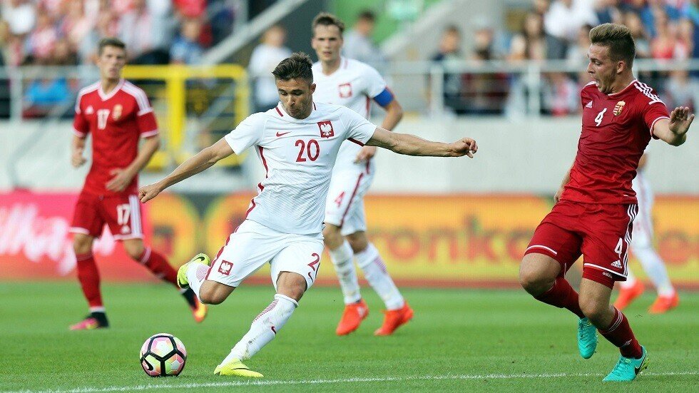 لاعب يجهش بالبكاء بعد إحراز هدف الفوز لفريقه وعلمه بنبأ وفاة والده (فيديو)