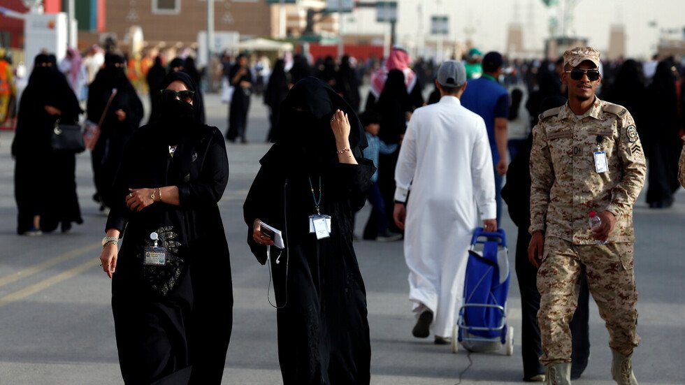 الإعلام السعودي يكشف زيف تعميم منسوب للداخلية السعودية يتعلق بغير المحجبات