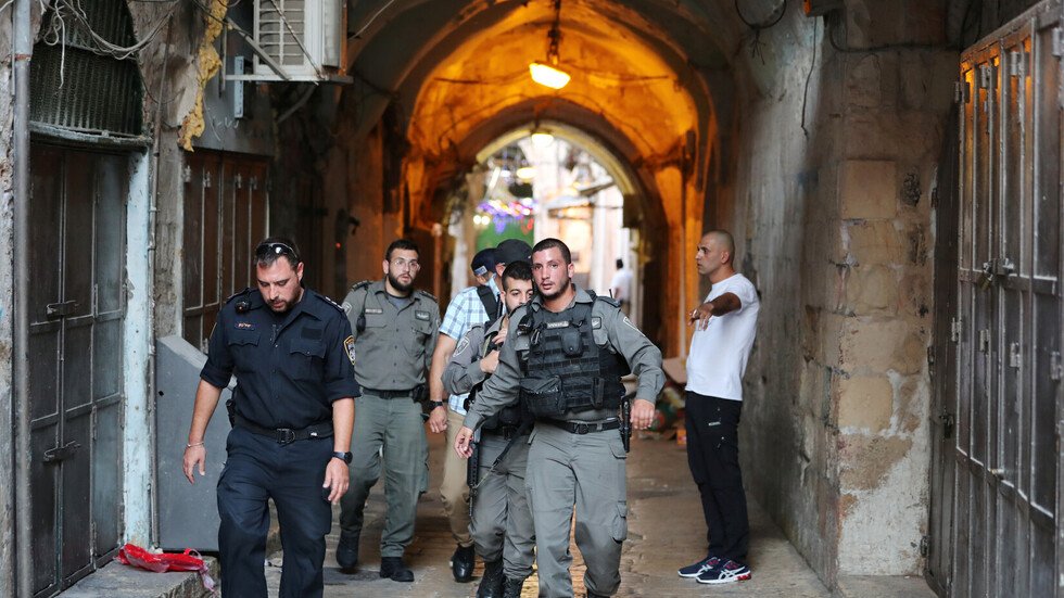 القوات الإسرائيلية تعتقل وزير شؤون القدس وتداهم منزل محافظ المدينة