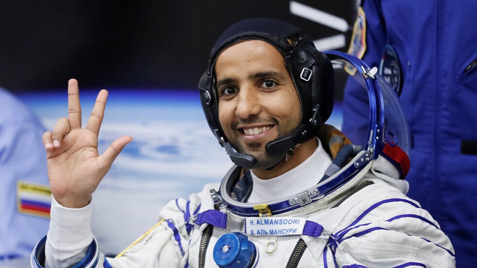 بن راشد يهاتف المنصوري في الفضاء