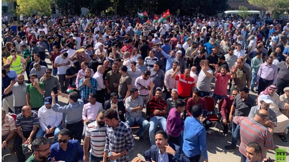اعتصام حاشد للمعلمين الأردنيين تأكيدا على مطالب الزيادة والاعتذار