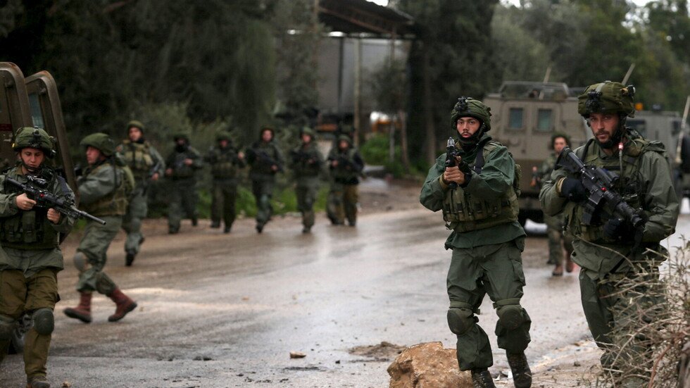 إسرائيل تعتقل 13 فلسطينيا في الضفة بتهمة 