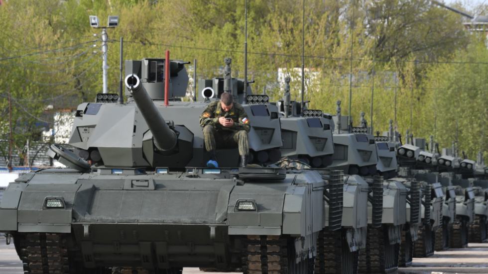 بم تتميز  دبابة T-14 Armata عن M1 Abrams؟