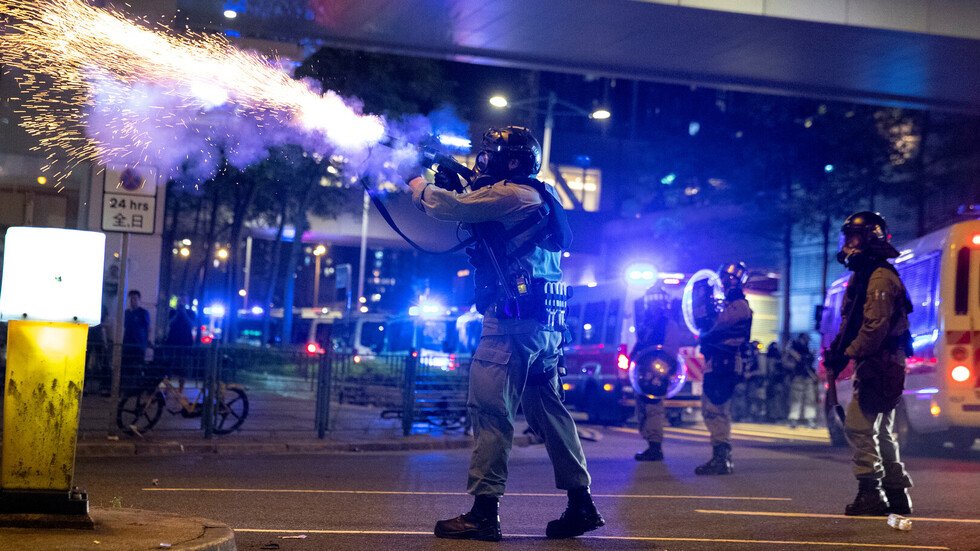 شرطة هونغ كونغ توجه رسميا لـ26 شخصا الاتهام بالمشاركة في أعمال الشغب