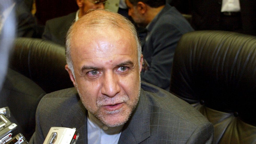 وزير النفط الإيراني يعقد اجتماعا طارئا إثر الهجوم على ناقلة "سابيتي" قبالة جدة