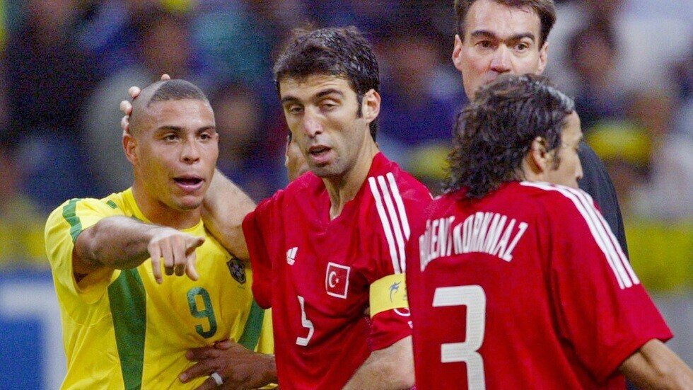 أشهر لاعب كرة قدم تركي يوجه انتقادات لاذعة لأردوغان وعمليته العسكرية بسوريا