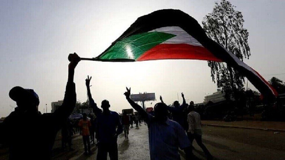 للمرة الأولى منذ عقود.. دبلوماسيون أمريكيون يفتحون حسابات مصرفية في السودان