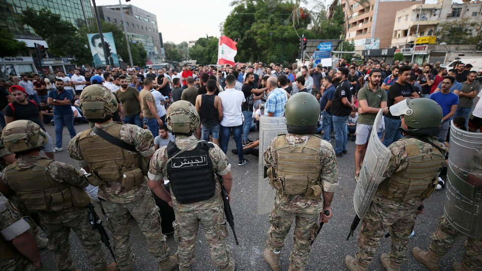 احتجاجات لبنان.. 3 رؤساء حكومة سابقين يبدون تضامنهم مع الحريري
