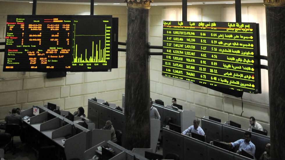 الحكومة المصرية تستمر في بيع حصص بشركات مملوكة للدولة